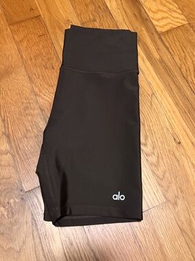 ALO Yoga High-Rise Bike Shorts in Dark Brown
